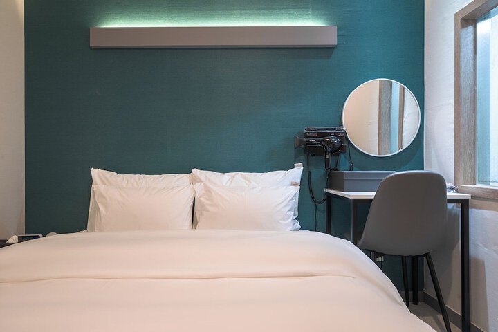 Room 6 of 28