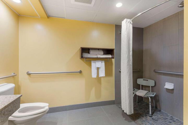 Suite 2 Queen Beds Sofa Bed Flat Screen Television High Speed Internet Accessible Microwave (3 of 23)