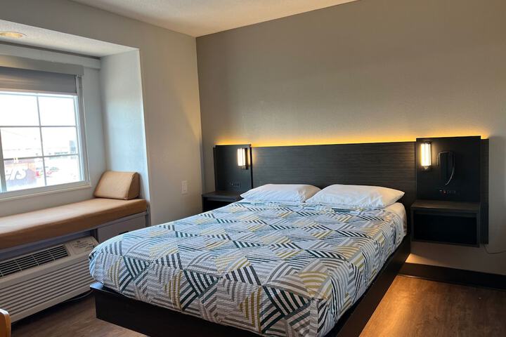 1 Queen Bed (12 of 16)