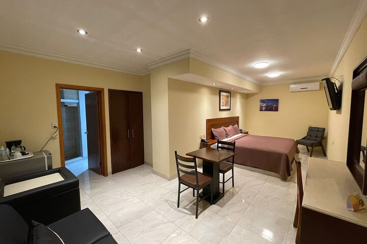 Room 6 of 30