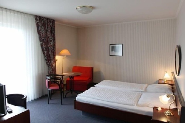 Room 6 of 16