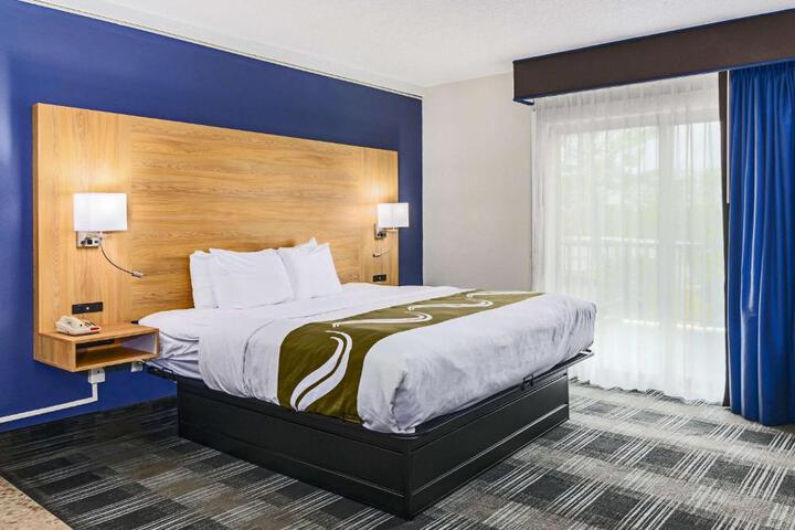 1 King Bed (11 of 17)