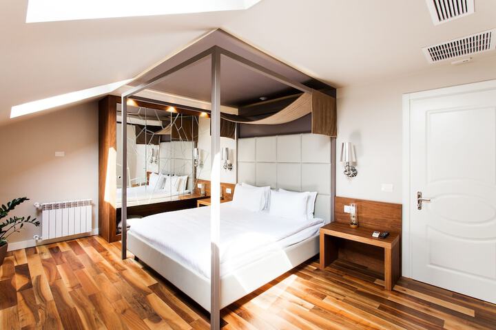 Room 28 of 83