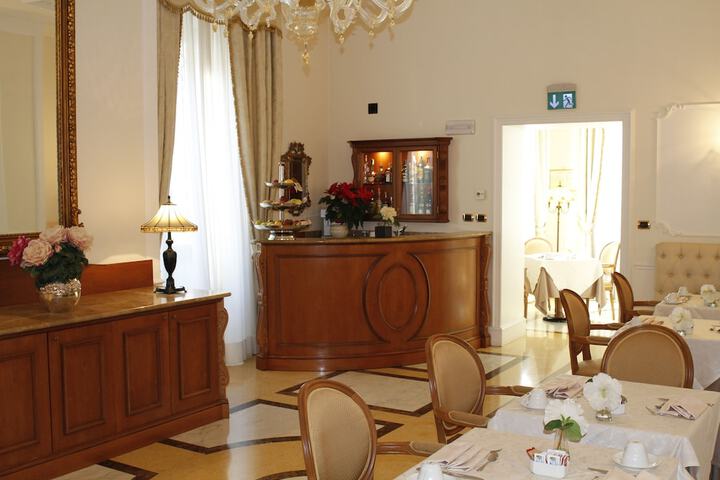 Lounge 55 of 73