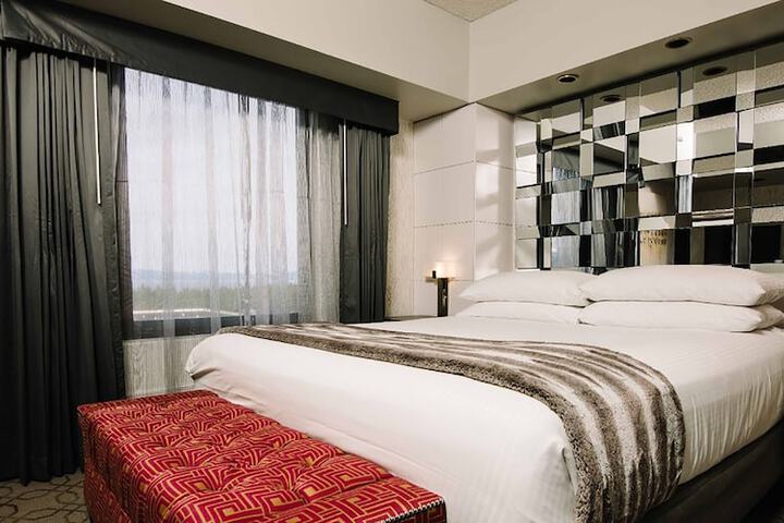 1 King Bed (3 of 19)