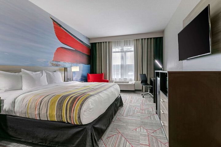 1 King Bed (2 of 21)