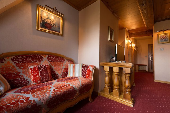 Room 9 of 28