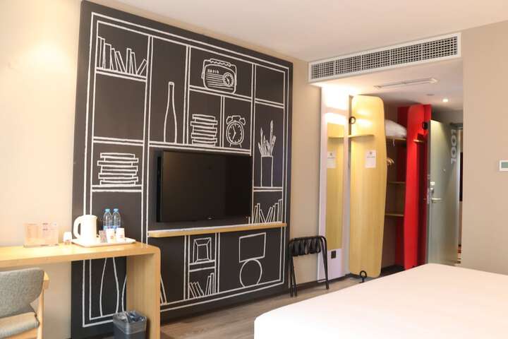 Room 10 of 37
