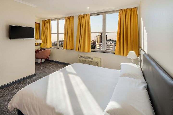Room 32 of 69