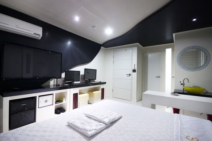 Room 12 of 33