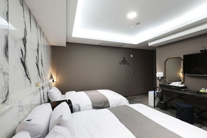 Room 10 of 96