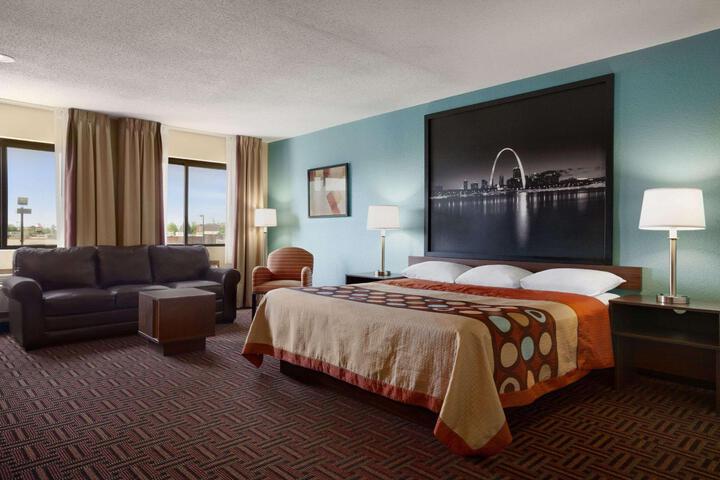 1 Queen Bed Accessible Room (3 of 13)