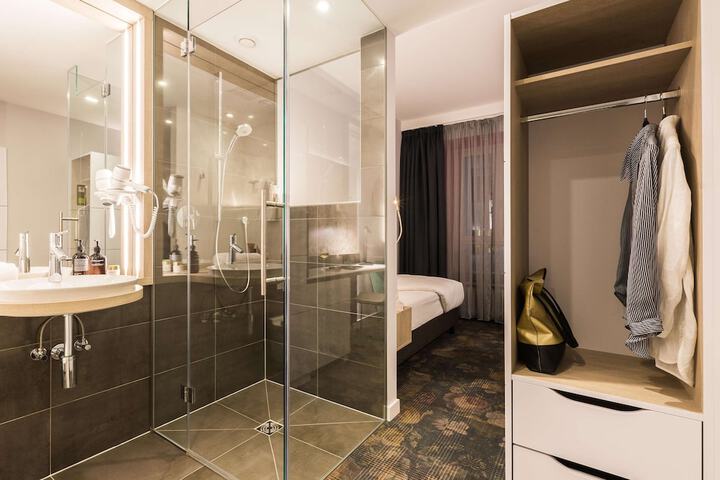 Room 80 of 119