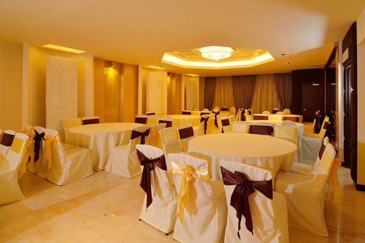 Ballroom/Hall 13 of 19