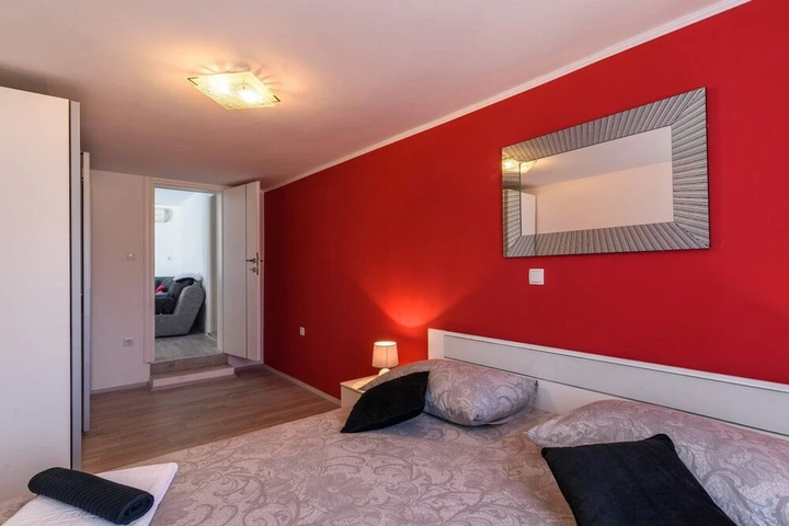Room 5 of 18