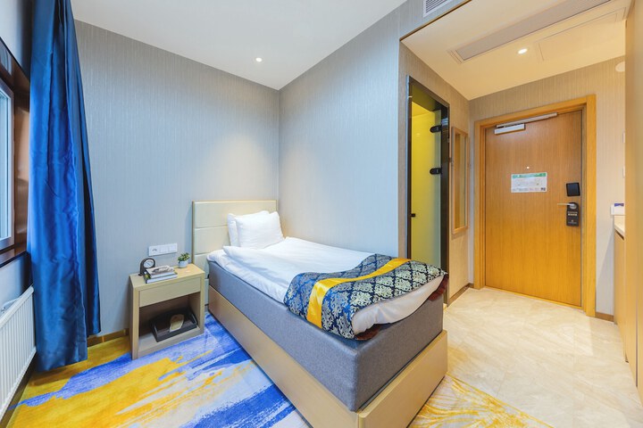 Room 6 of 27