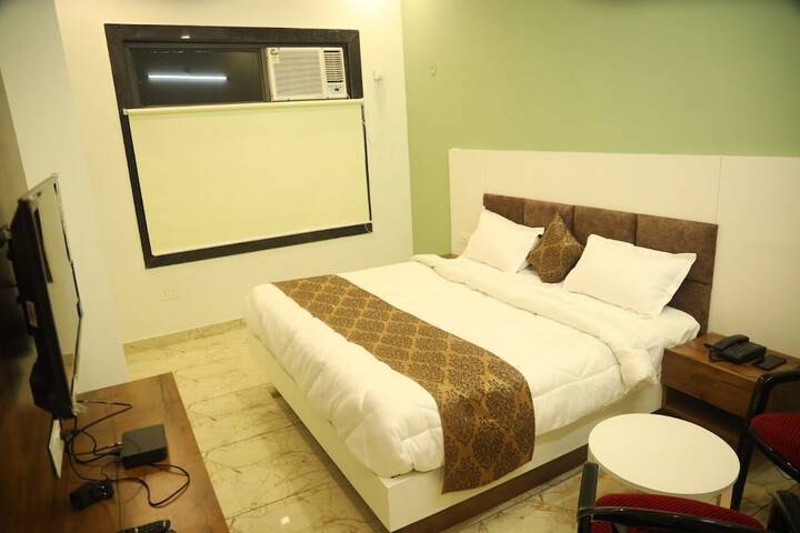 Room 4 of 7