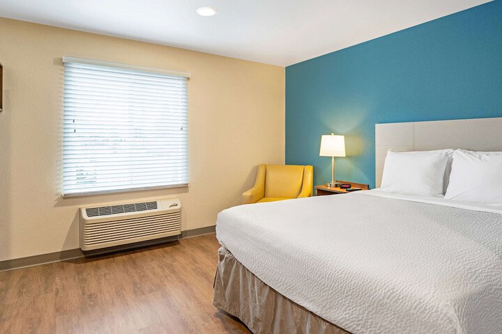 1 Queen Bed (5 of 26)