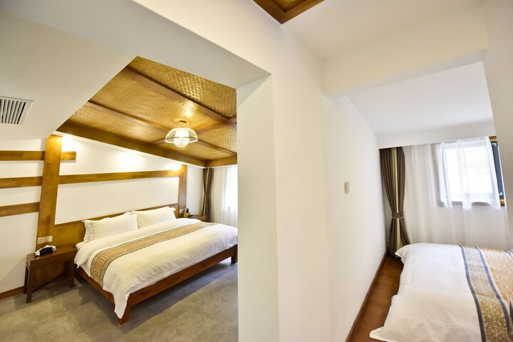 Room 33 of 153