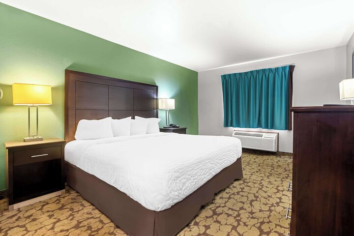 1 King Bed Microwave and Refrigerator Flat Screen Television High Speed Internet Accessible Coffee Maker Iron and Ironing Board Full Breakfast (6 of 12)