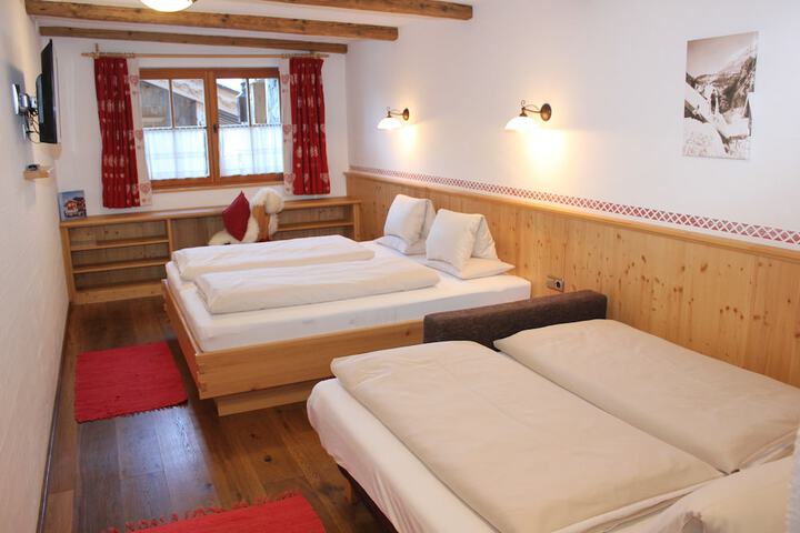 Room 4 of 132