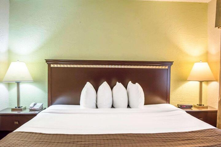 1 King Bed (1 of 39)