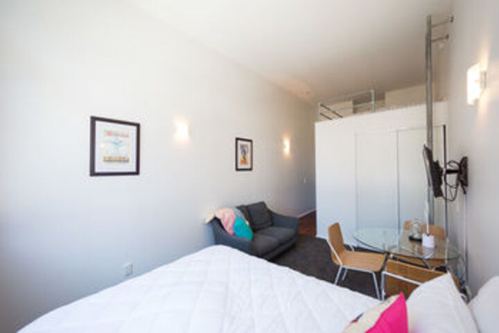 Room 4 of 9
