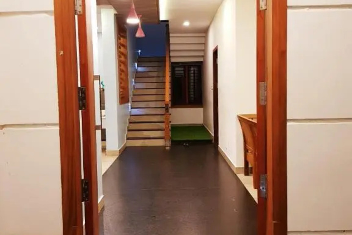 Room 6 of 10