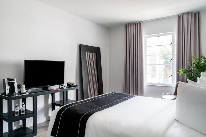 Deluxe Room 1 Queen Bed (6 of 13)
