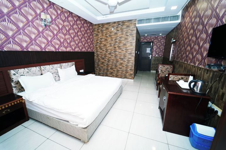 Room 8 of 18