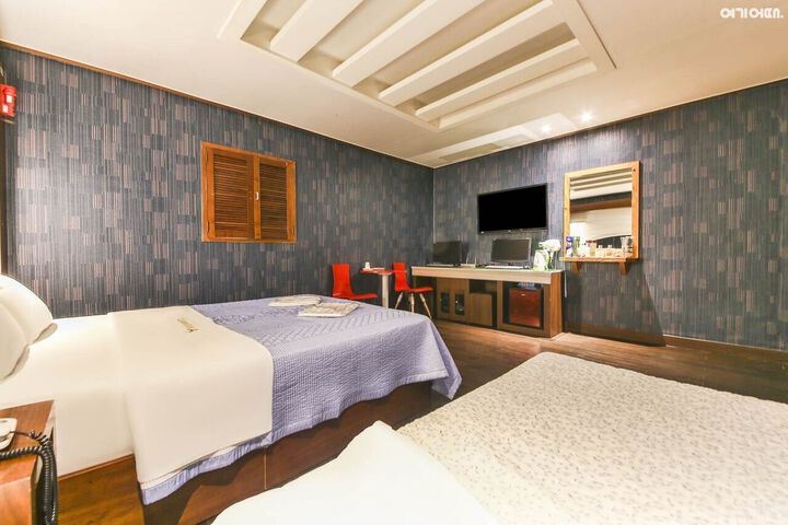 Room 9 of 17