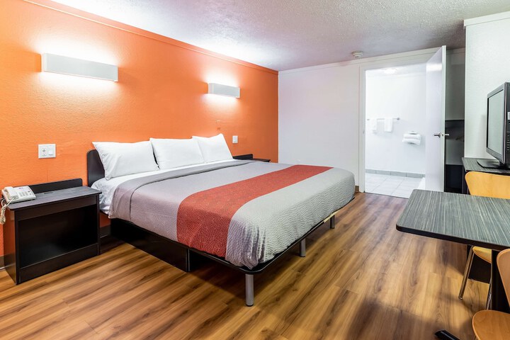 1 King Bed (4 of 11)