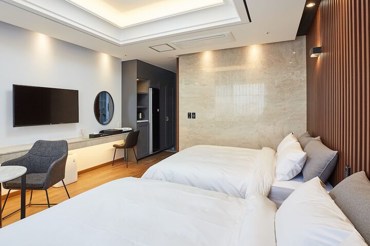 Room 15 of 40