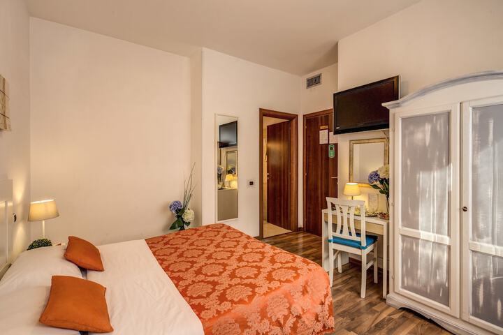Room 13 of 31