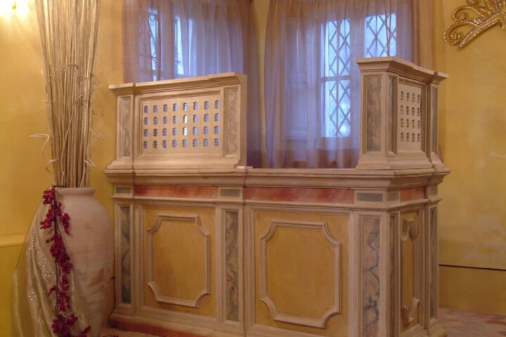 Check-in/check-out kiosk