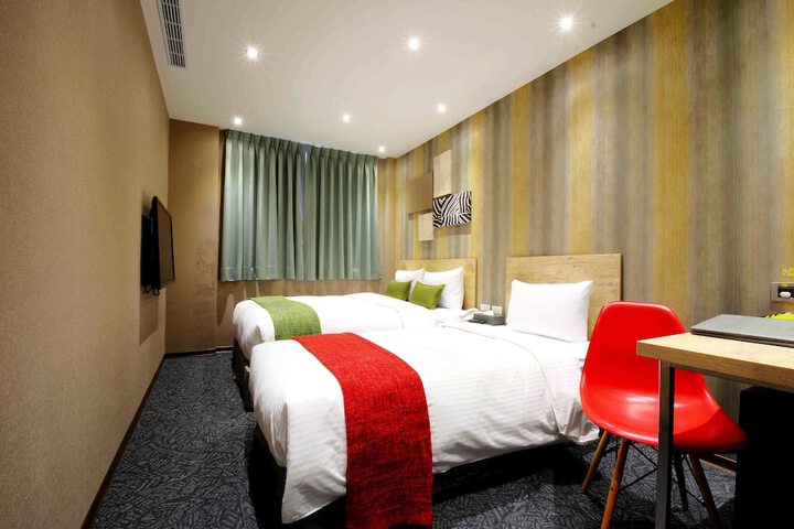 Room 11 of 32