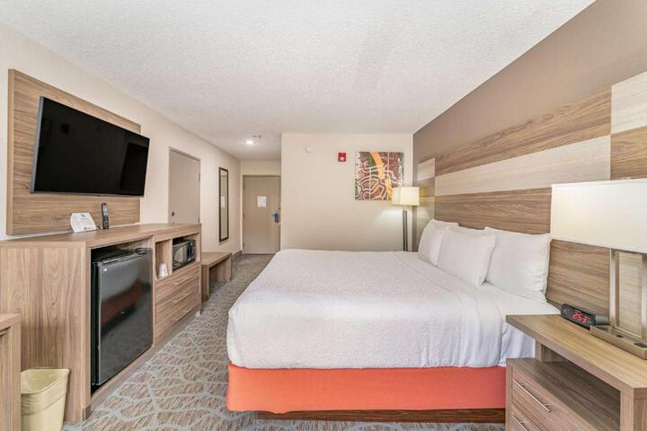1 King Accessible Comm Assist Bathtub Microwave, Refrigerator WiFi Full Breakfast (19 of 20)