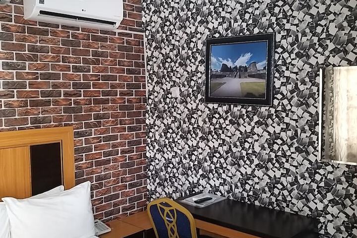 Room 13 of 34