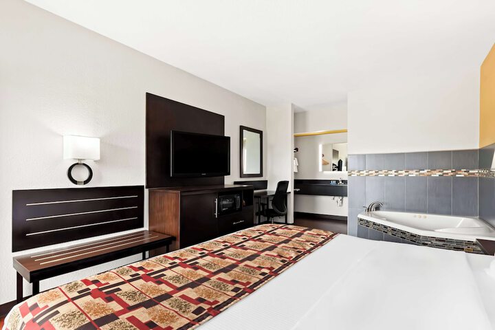 1 King Bed (3 of 18)