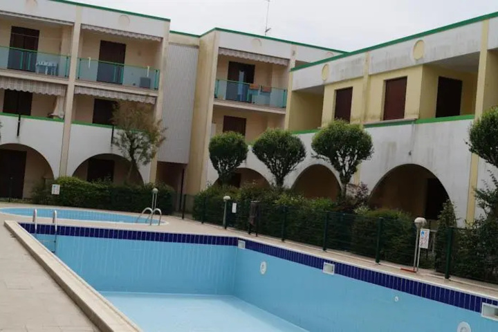 Pool 5 of 8