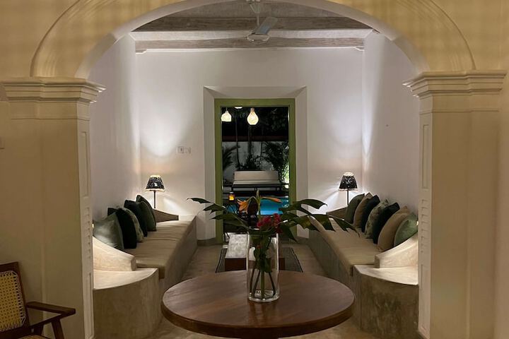 Lounge 65 of 79
