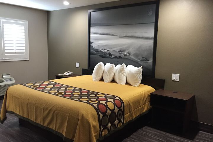 1 King Bed (4 of 20)