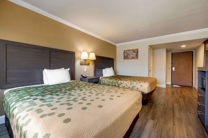 2 Queen Beds (7 of 11)