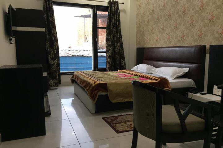 Hotel White City