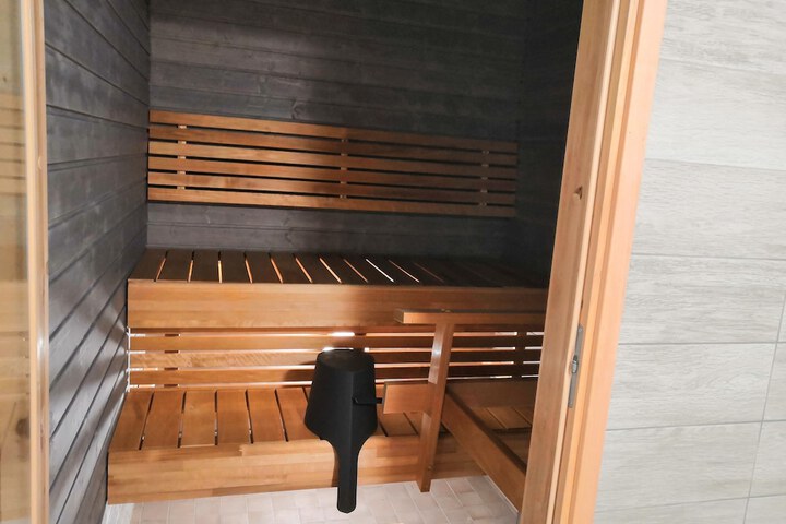 Room 10 of 26