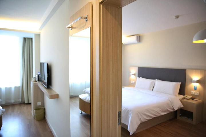 Room 7 of 49
