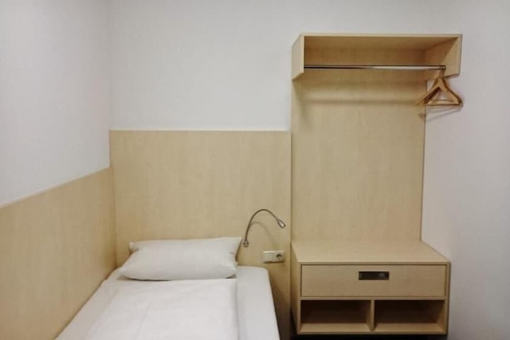 Room 7 of 76