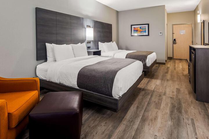 2 Queen Beds Microwave and Refrigerator High Speed Internet Accessible Full Breakfast (1 of 5)