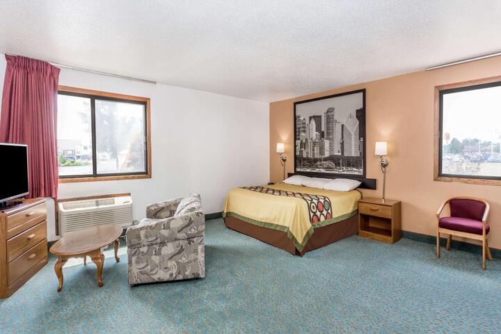 1 King Bed (3 of 4)