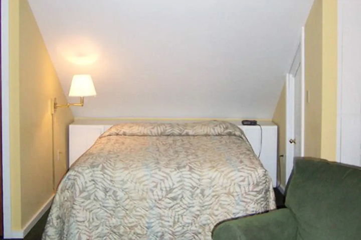 Room 5 of 12